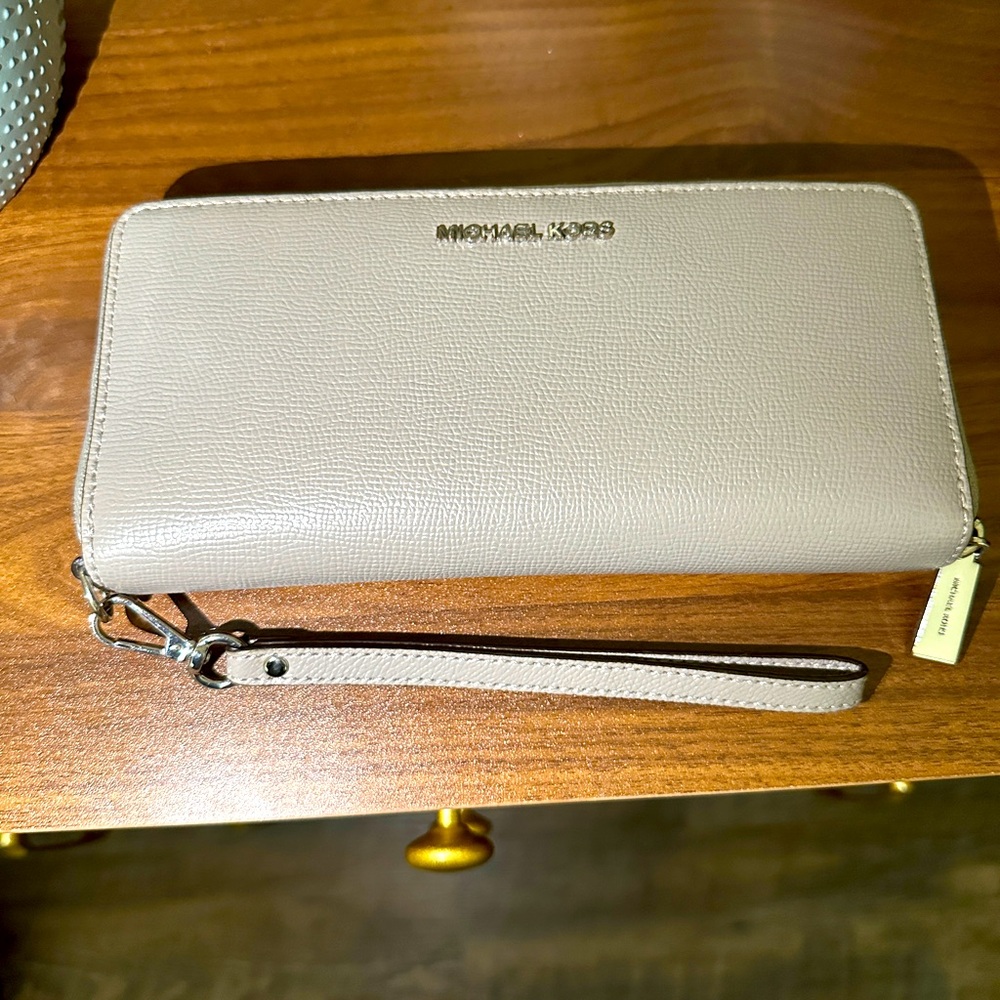 Michael KORS Jet Set Travel Leather Wristlet